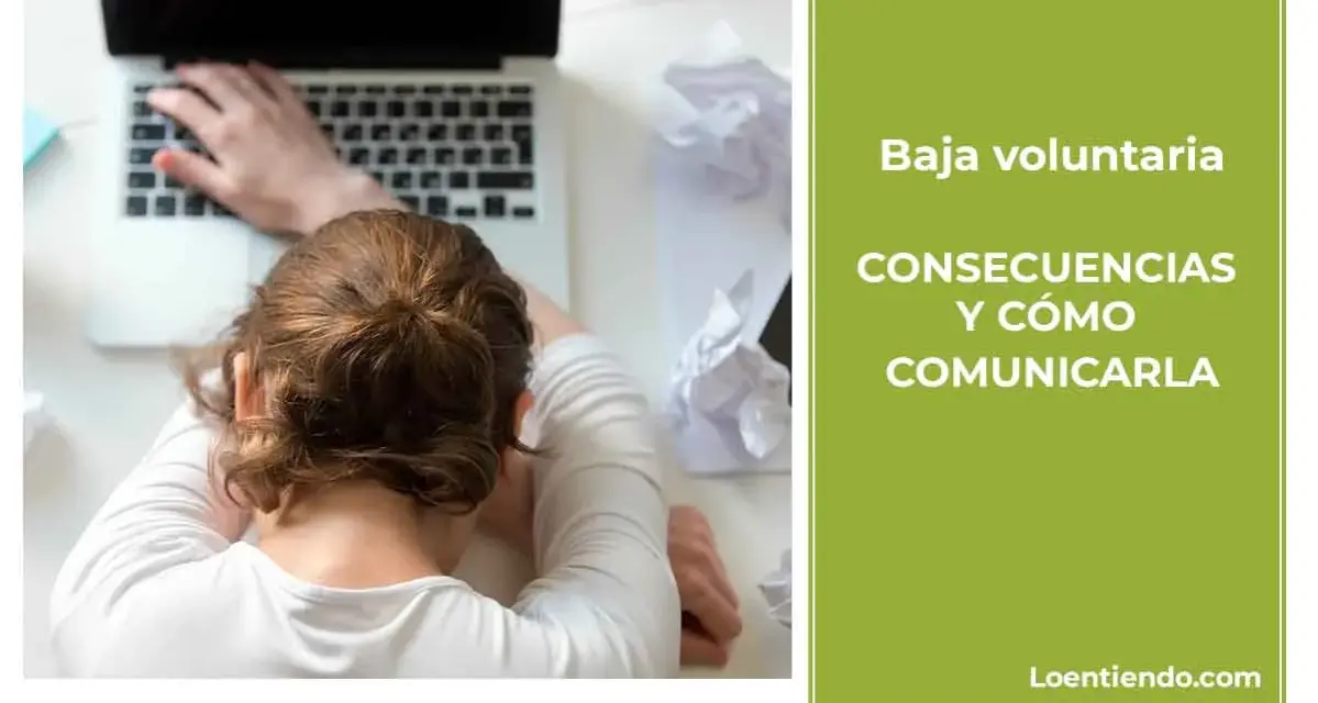Persona agotada sobre un portátil. El texto indica "Baja voluntaria: consecuencias y cómo comunicarla".