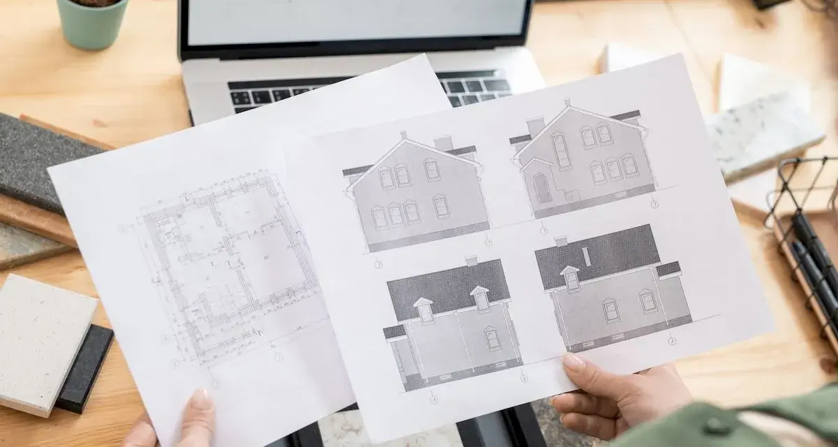 Rysunki domów i plan parteru. Czas na pozwolenie na budowę co dalej? Analiza projektu na biurku.