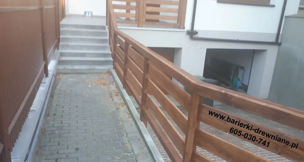 Nowa balustrada z desek poziomych prowadzi do schodów. Solidne i estetyczne rozwiązanie.