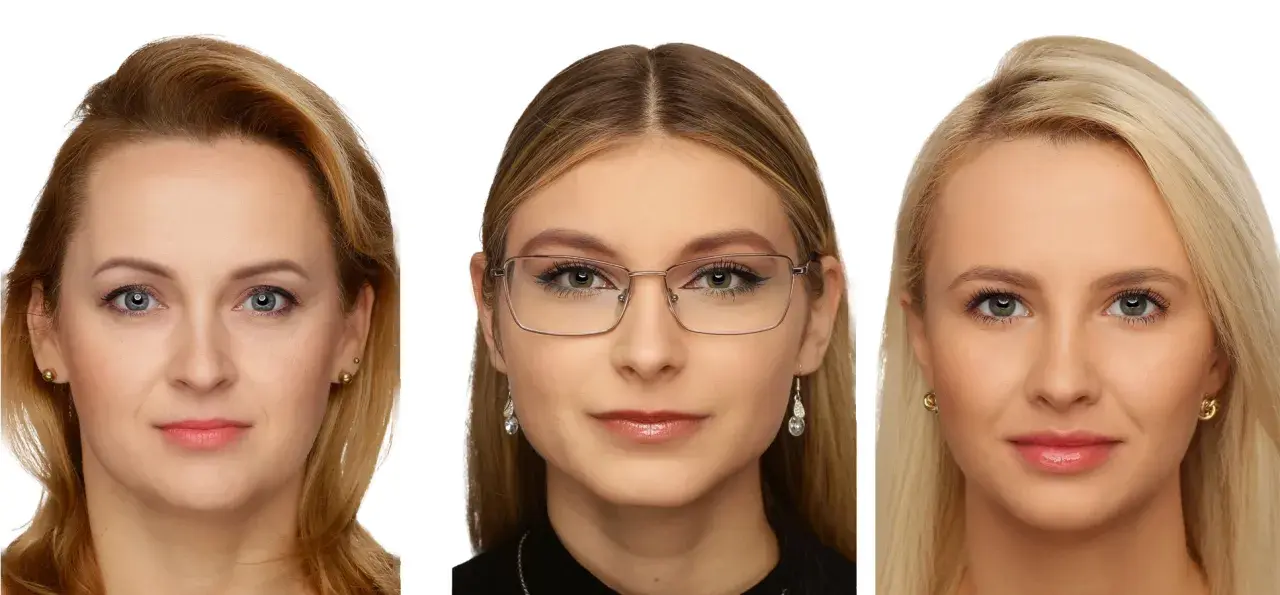 Trzy kobiety w zbliżeniu. Zastanawiasz się, jak się ubrać do zdjęcia do dowodu? Postaw na klasykę i stonowane kolory.