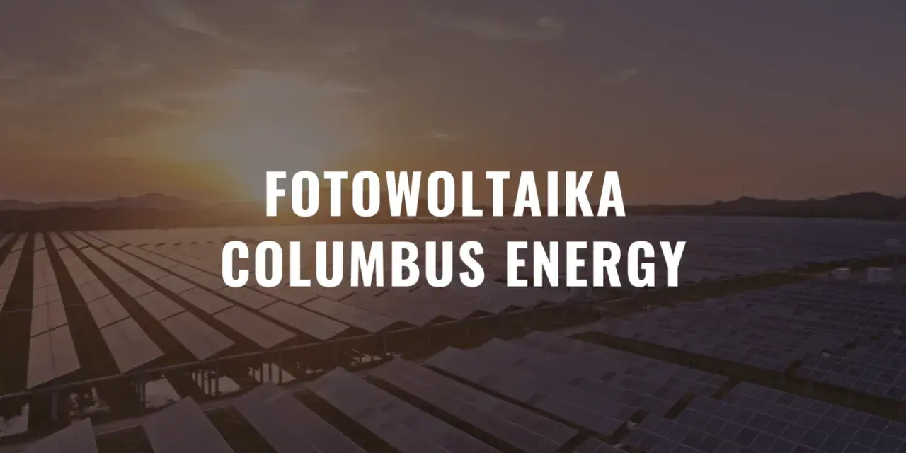 Ogromne pole paneli fotowoltaicznych o zachodzie słońca. Napis: Fotowoltaika Columbus Energy.