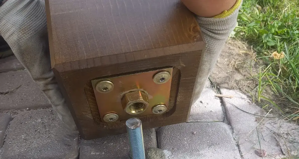 Solidny fundament pod słupy drewniane, z metalową płytą i śrubą, gotowy do montażu.