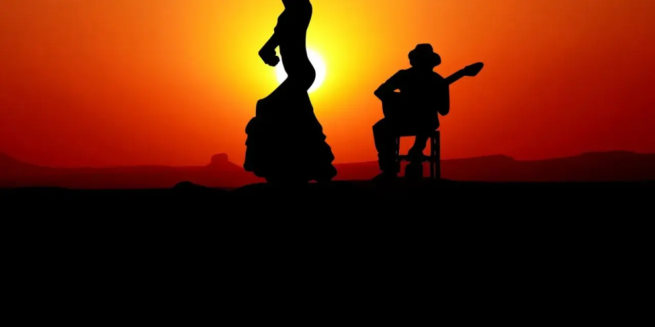 Tancerka flamenco i gitarzysta w zachodzącym słońcu. Czy to falset co to za dźwięk?