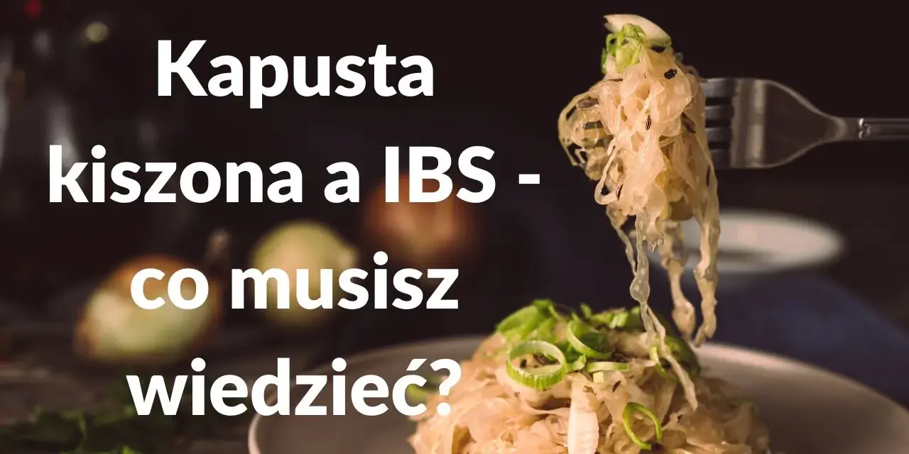 Kapusta kiszona a IBS – czy jest zdrowa? Widok na talerz z kiszoną kapustą i widelcem unoszącym porcję.