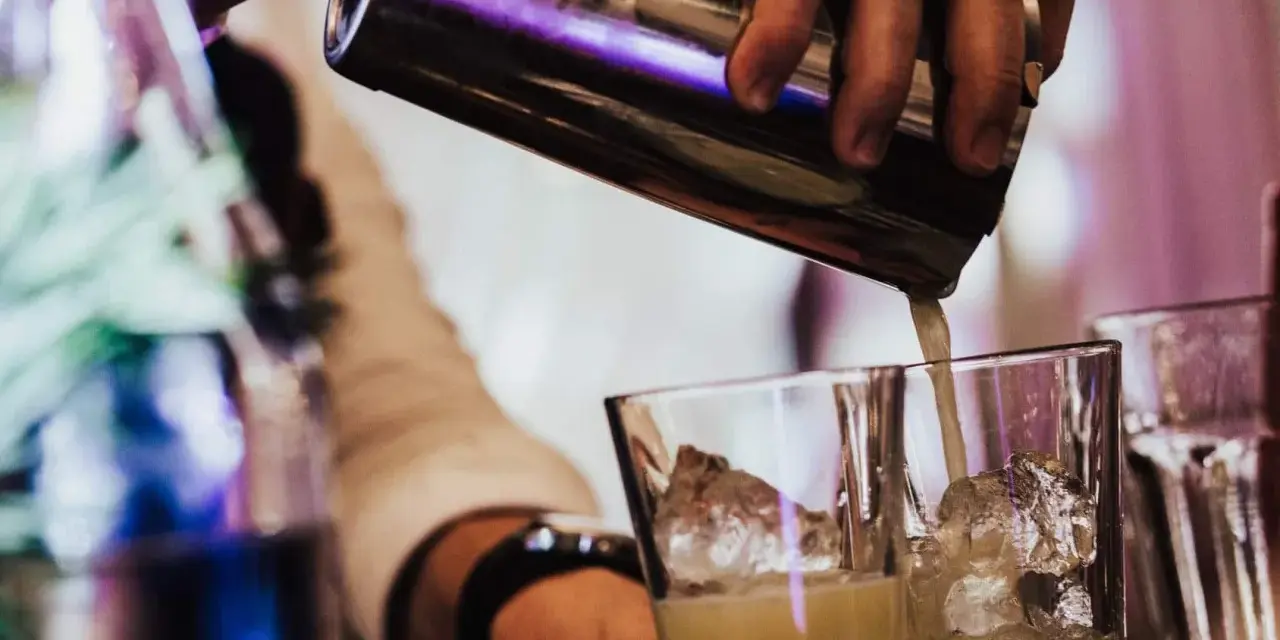 Ile kosztuje drink bar na wesele? Ceny, pakiety, jak nie przepłacić