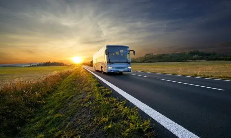 Czym się różni autobus od autokaru? Odkryj kluczowe różnice