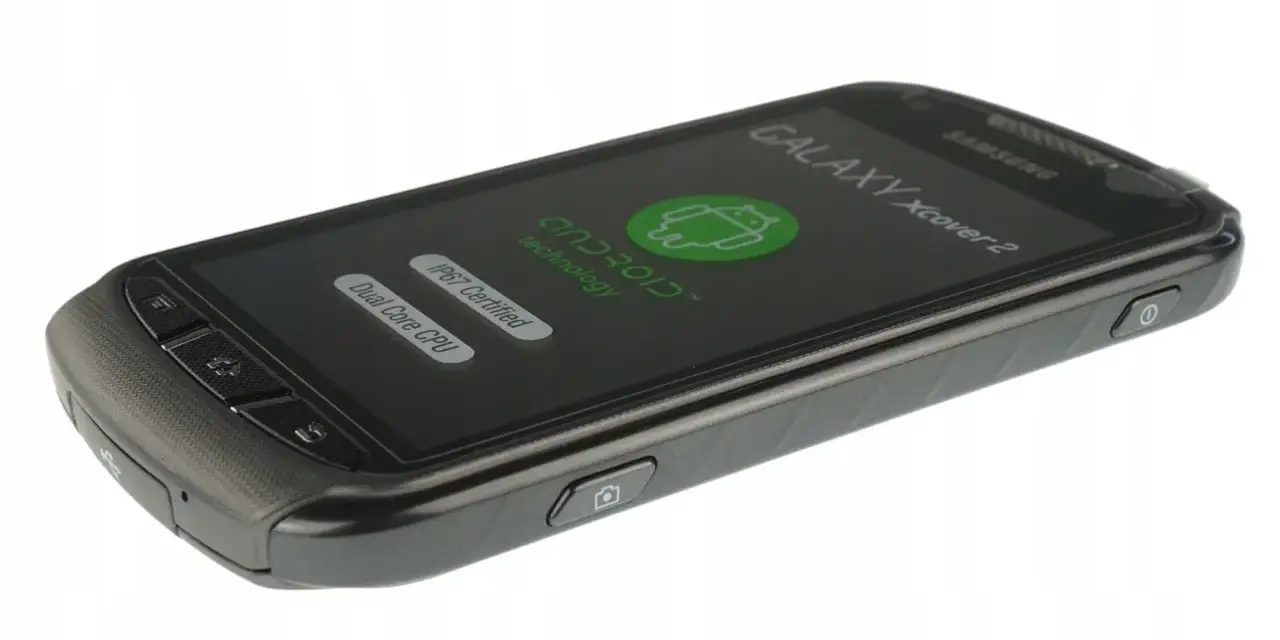 Wytrzymały smartfon Samsung Xcover 2 z ekranem, na którym widnieje logo Androida i informacja o certyfikacie IP67.