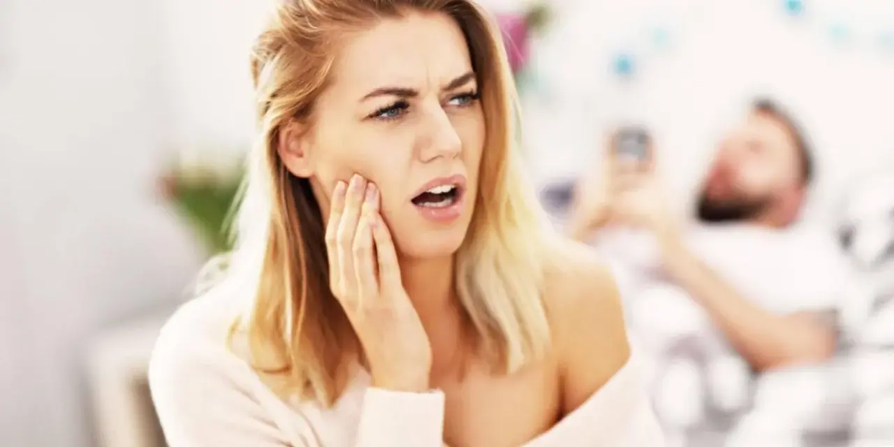 Kobieta z odrętwiałą twarzą po wizycie u dentysty.