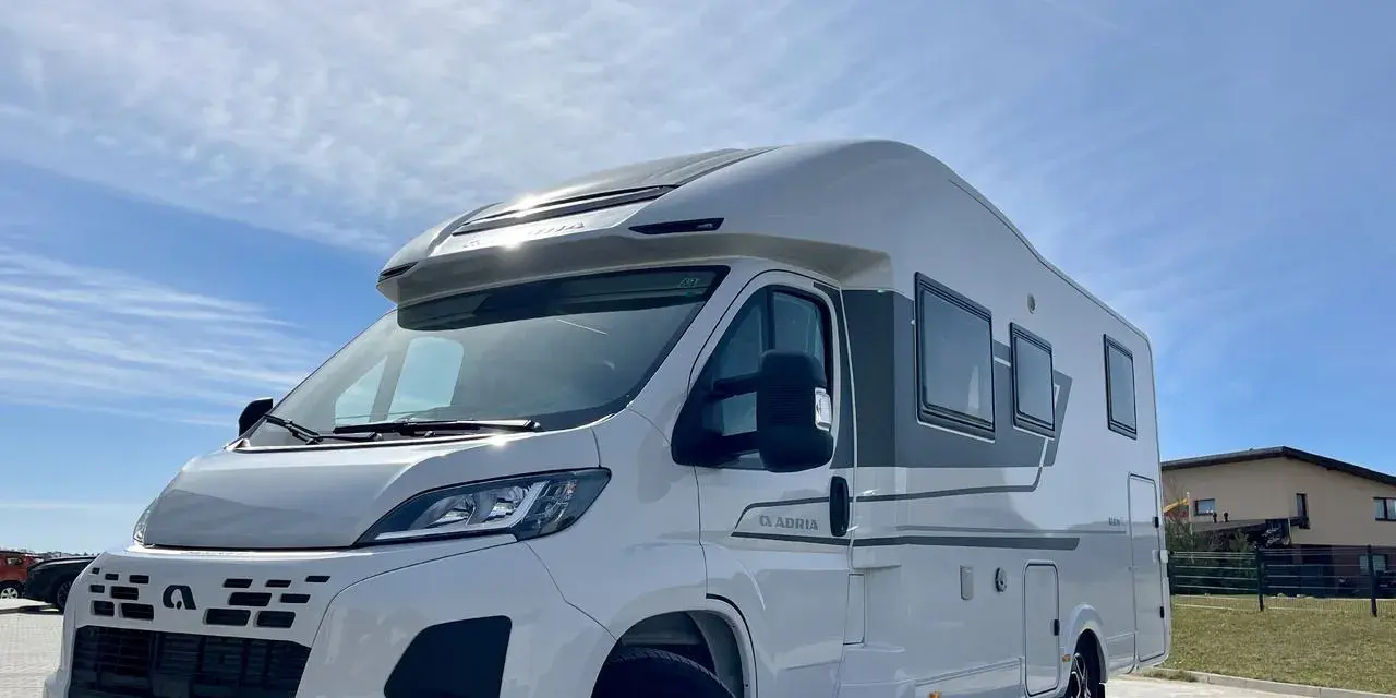 Nowy kamper Adria Matrix 670 SL gotowy na przygodę pod błękitnym niebem.