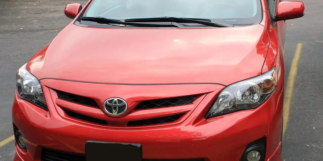 Czerwona Toyota Corolla, okazja! Szukasz aut za grosze od komornika? Ten model może być Twoim strzałem w dziesiątkę.