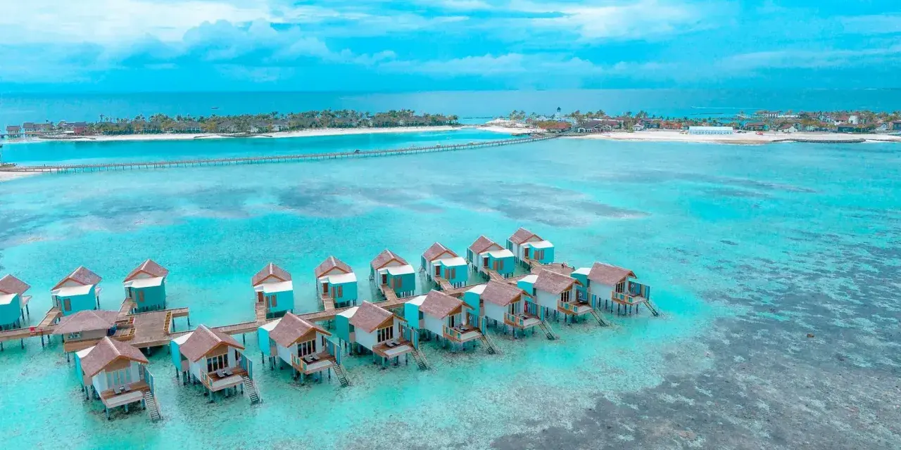 Rajskie domki na wodzie, marzenie o bora-bora loty. Turkusowa woda, białe plaże i palmy.
