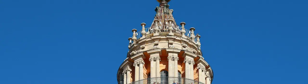 Kopuła Bazyliki św. Piotra z detalami architektonicznymi. Planujesz zwiedzanie? Sprawdź bazylika św piotra bilety.