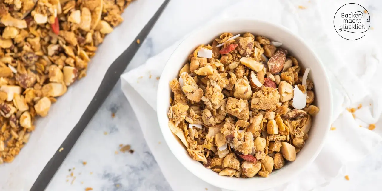 Knuspriges Granola mit Nüssen und Kokoschips, perfekt für ein gesundes Frühstück. Dieses Granola Rezept ist einfach und lecker.