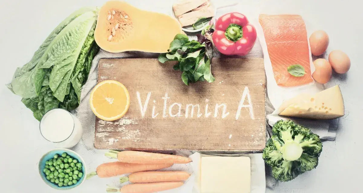 En samling livsmedel rika på vitamin A, som morötter, spenat och lax. Dessa livsmedel kan bidra till hudens hälsa och syn, liknande effekterna av vitamin A retinol.