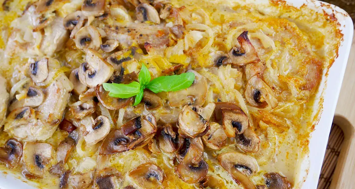 Pyszny schab z pieczarkami w kremowym sosie, zapieczony w naczyniu. Aromatyczne danie, które zachwyci każdego smakosza.