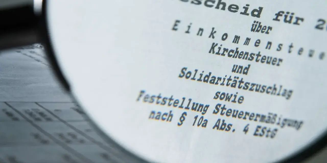 Bescheid über Einkommensteuer, Kirchensteuer und Solidaritätszuschlag. Möglicherweise muss man Kirchensteuer nachzahlen.