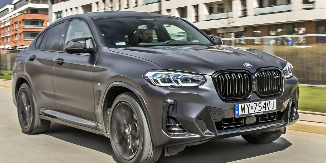 Szary BMW X4 w ruchu miejskim. Sprawdź aktualną bmw x4 cena i wybierz swój wymarzony model.