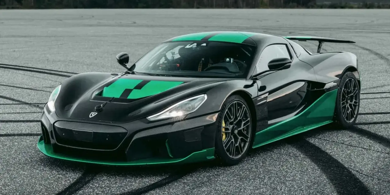 Czarny hipersamochód Rimac Nevera z zielonymi akcentami na torze.