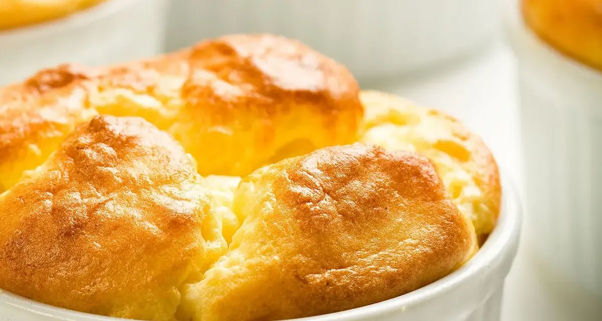Soufflés au fromage dorés et gonflés, prêts à être dégustés.