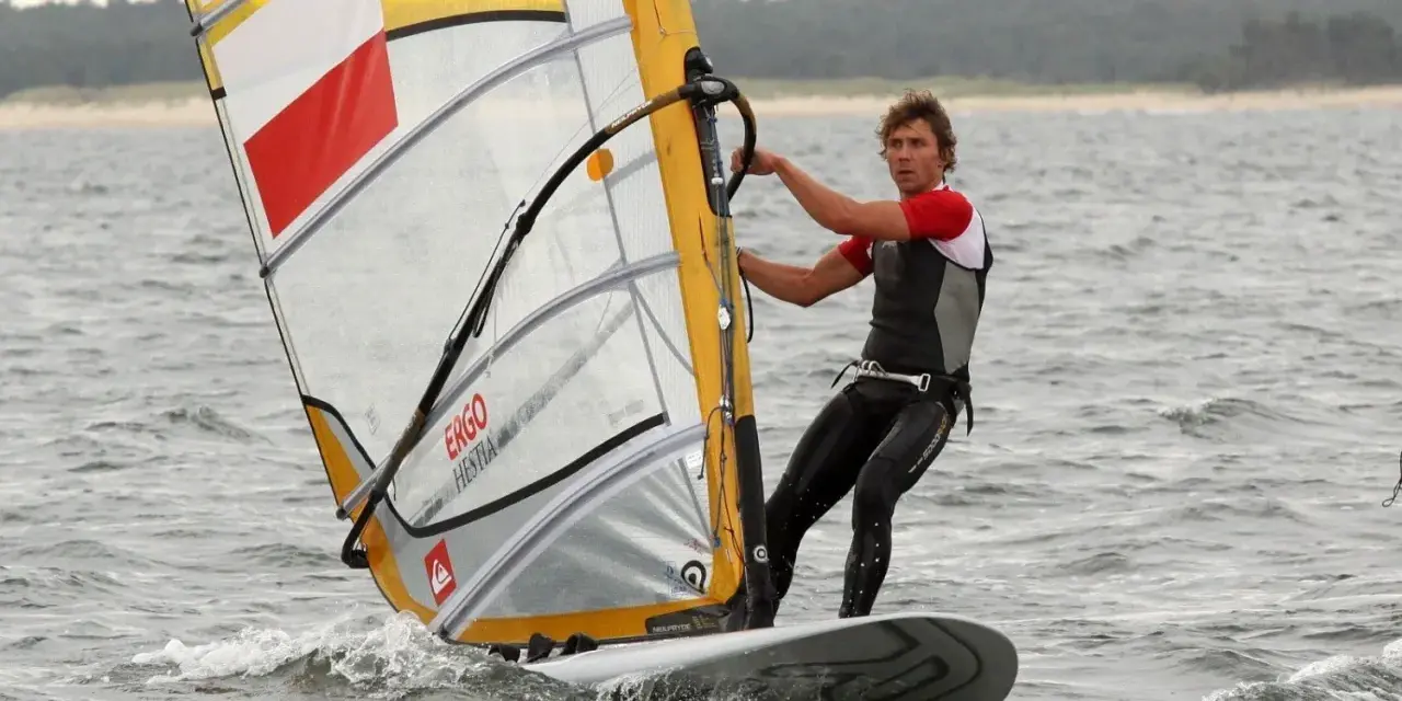 Windsurfing Mazury: Gdzie pływać, uczyć się i wypożyczyć sprzęt?