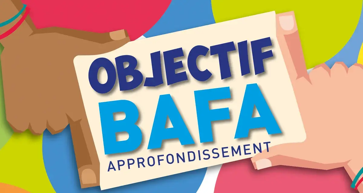 Deux mains tiennent une carte avec "OBJECTIF BAFA APPROFONDISSEMENT" écrit dessus, sur fond coloré.