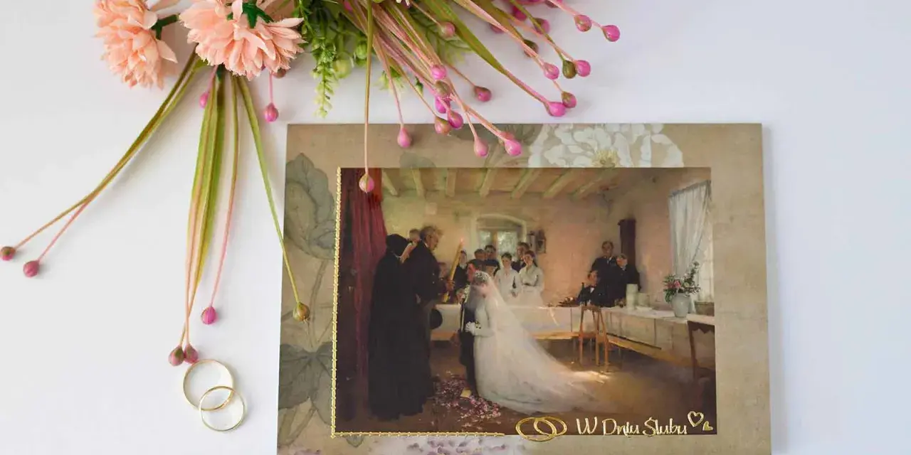 Obraz przedstawia scenę ślubną, symbolizującą piękne błogosławieństwo. W tle widać gości i parę młodą.