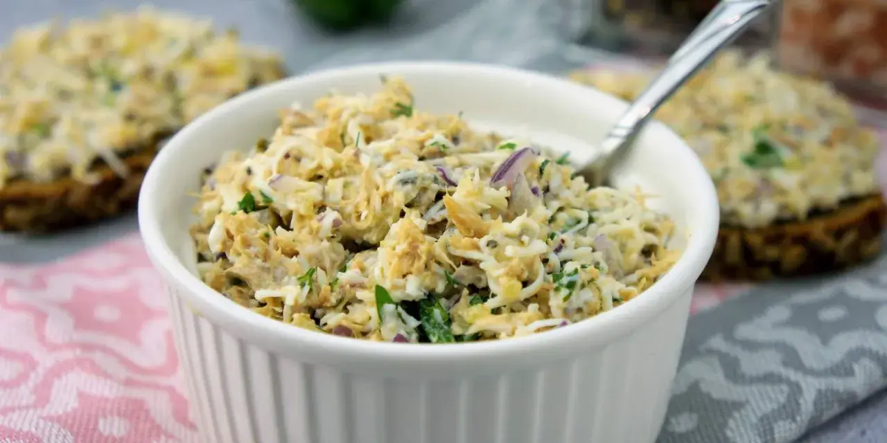 Pyszna pasta z makreli z cebulką i natką pietruszki, podana w białej miseczce, gotowa do smarowania.