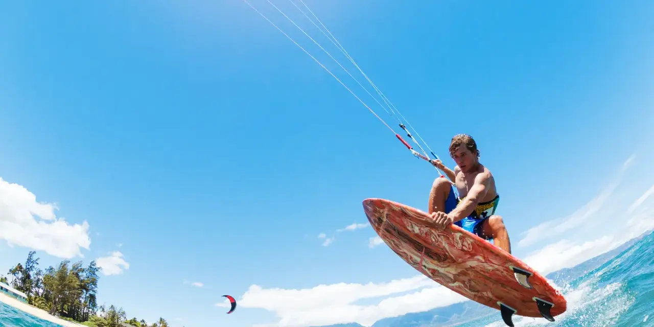 Jaki latawiec do kitesurfingu? Wybierz mądrze i pływaj bezpiecznie