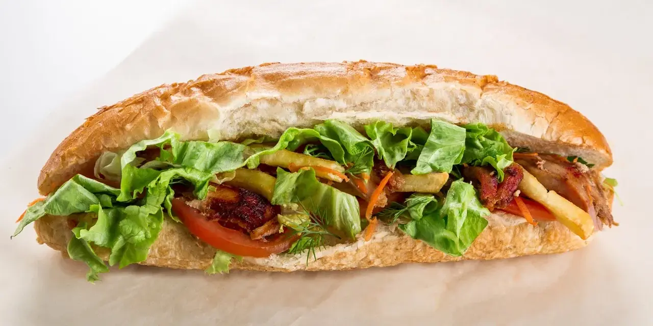 Apetyczny kebab w bułce z sałatą, pomidorem i frytkami. Idealny, by sprawdzić, czy mozna wziac kanapki do bagazu podrecznego.