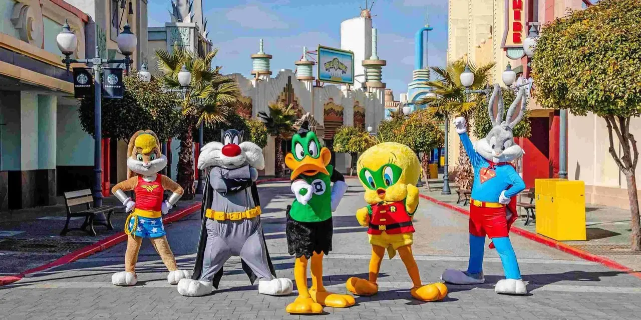Personajes de Looney Tunes celebran la nueva atracción Warner. Bugs Bunny, Piolín, Silvestre, Lola Bunny y el Pato Lucas posan en la calle.