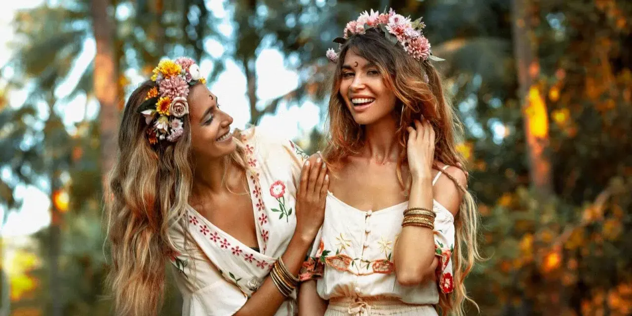 Dos amigas sonríen, adornadas con coronas de flores. Su vínculo es tan fuerte como una **piedra de la amistad**.