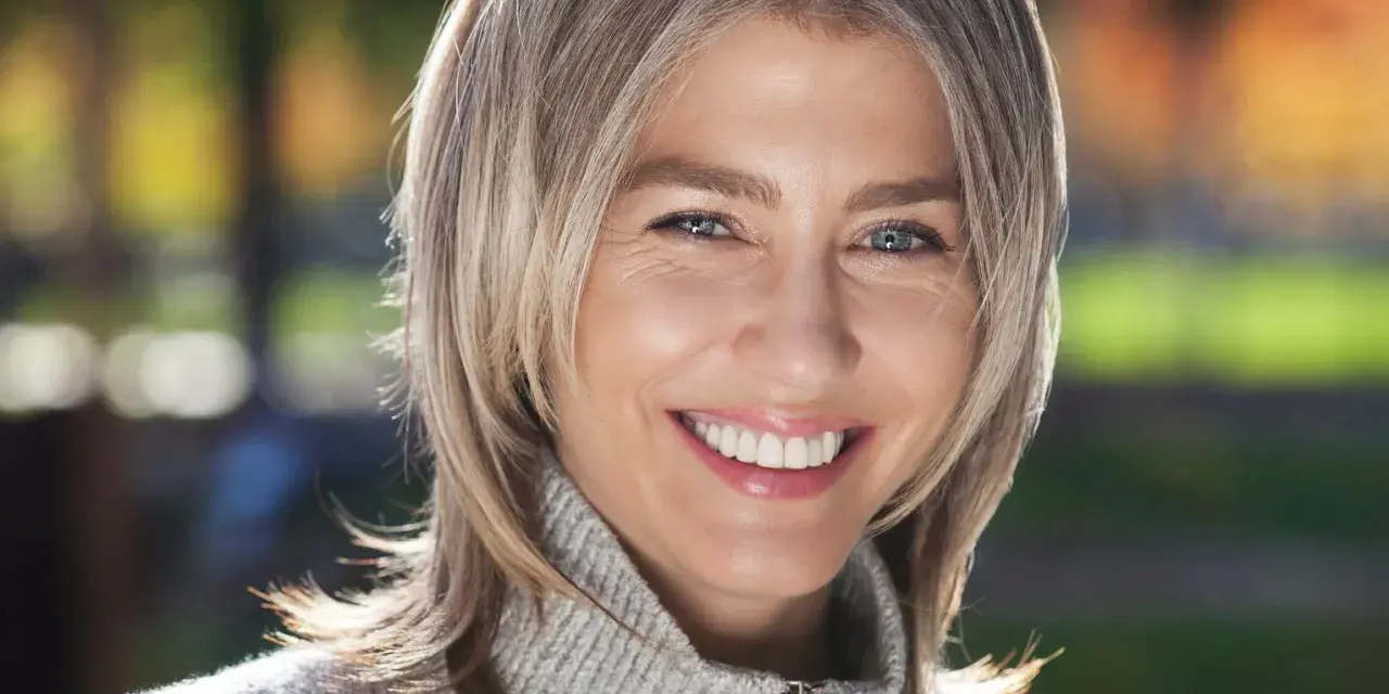 Graue Haare färben: Mein Expertentipp für ein natürliches Ergebnis