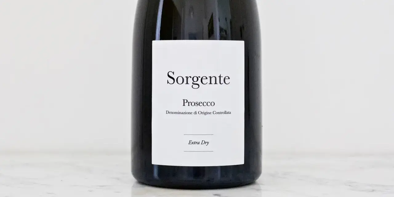Butelka Sorgente Prosecco Extra Dry. Co to znaczy? To wino o delikatnej słodyczy, idealne na każdą okazję.