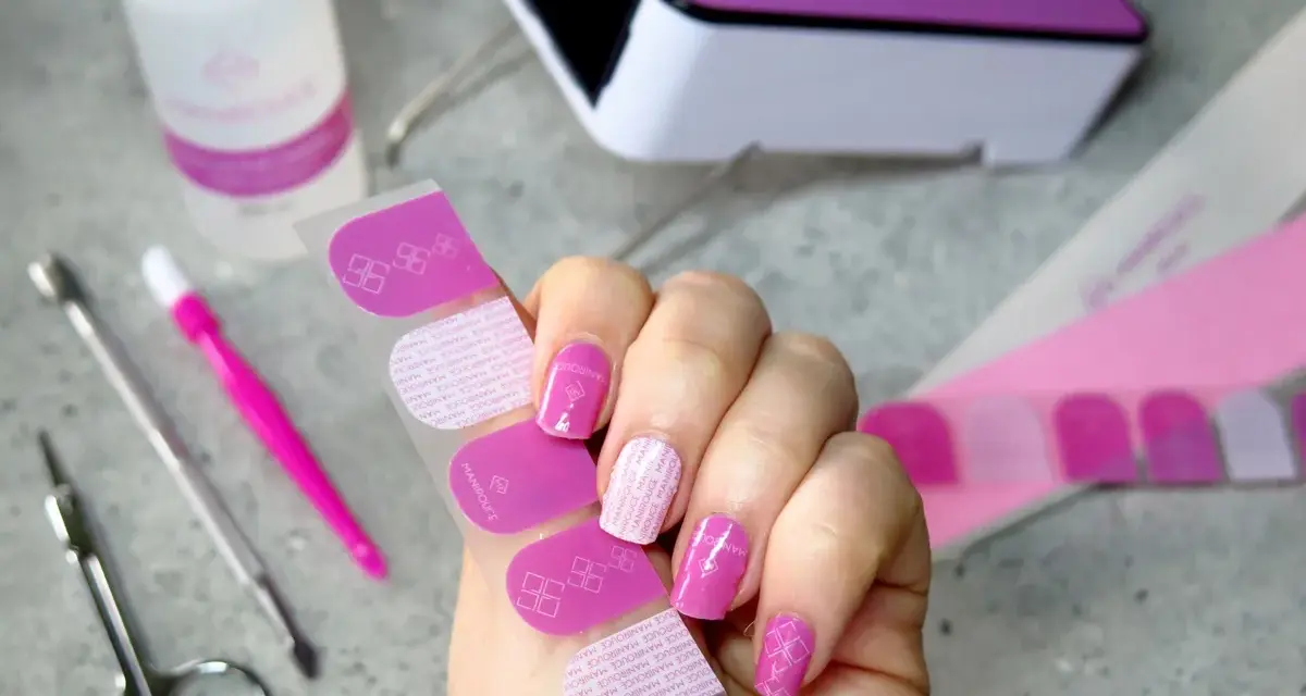 Jak przyklejać naklejki na paznokcie? Zestaw zawiera wszystko, czego potrzebujesz do pięknego manicure: naklejki, pilniczek, lampę UV i płyn.