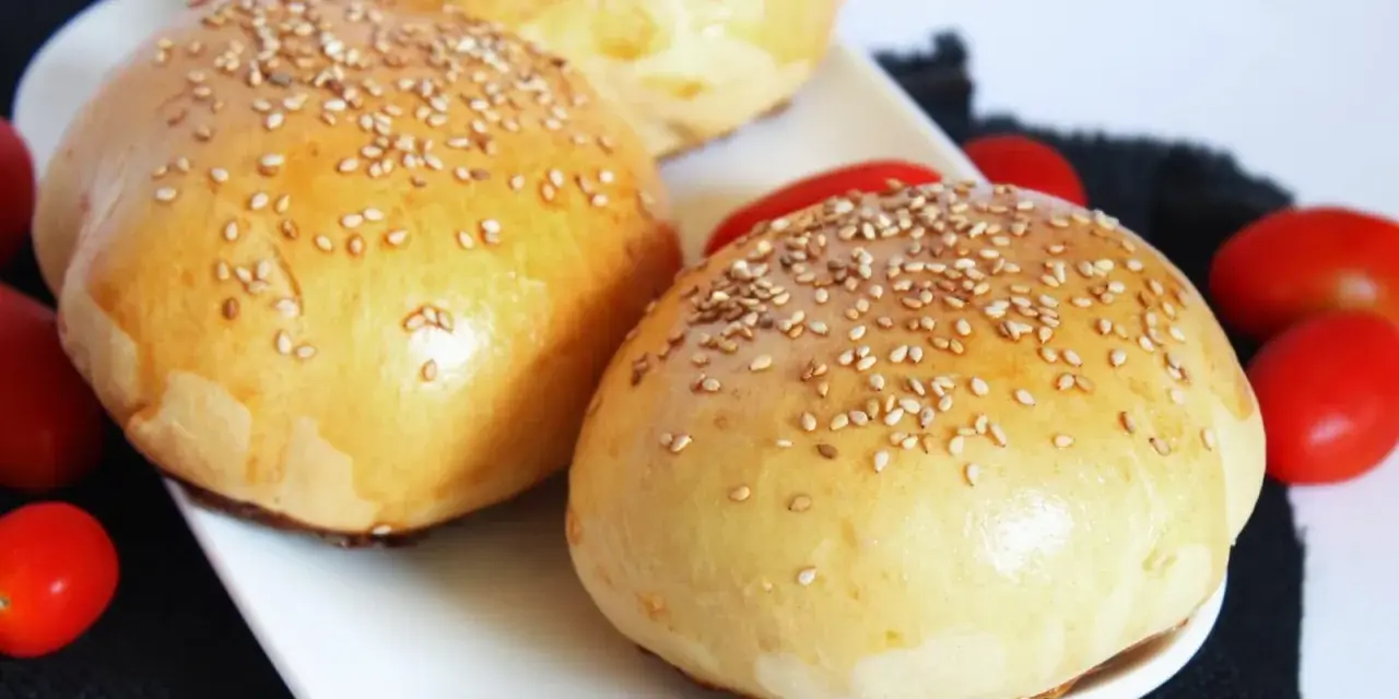 Jak upiec puszyste bułki do hamburgerów? Prosty przepis krok po kroku