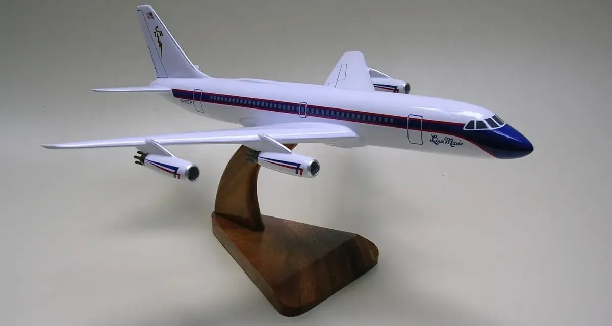 Modellflugzeug "Lisa Marie", das berühmte elvis presley flugzeug, auf einem Holzständer.