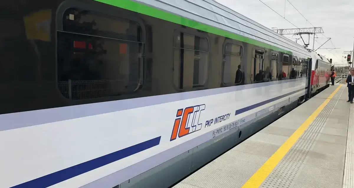 Nowoczesny pociąg express PKP Intercity stoi na peronie.