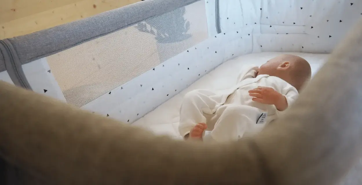 Bezpieczny materac dla noworodka: Lekarze obalają mity!