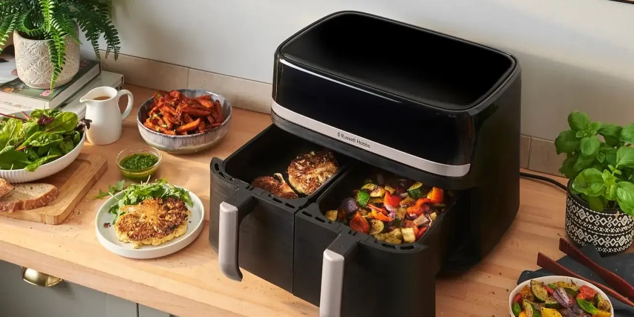 Dania z airfryer: chrupiące warzywa i kalafior na talerzu, obok frytki z batatów. Zdrowo i pysznie!