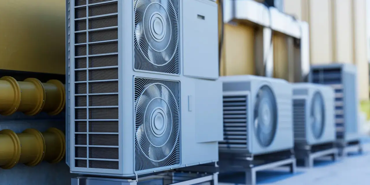 Rząd nowoczesnych jednostek zewnętrznych, w tym potężna pompa ciepła 60 kW, gotowych do zapewnienia wydajnego ogrzewania i chłodzenia.