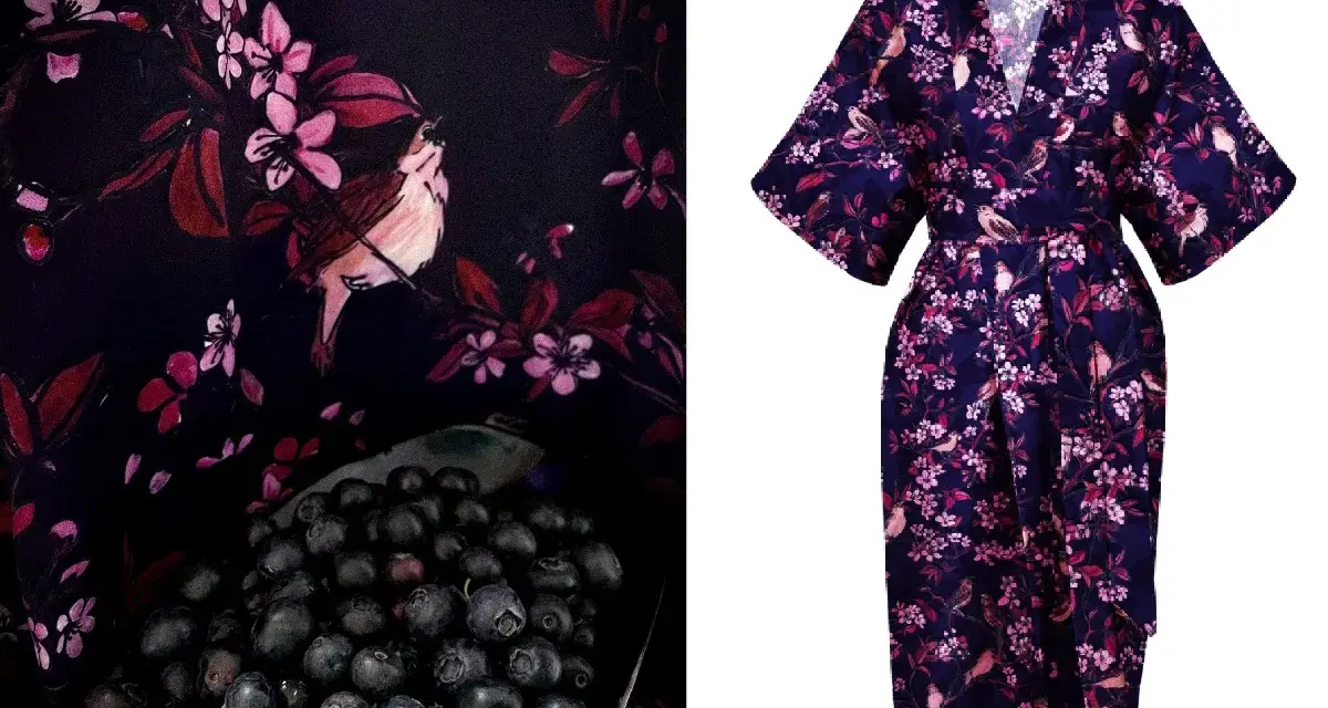 Granatowe kimono wiskoza z motywem ptaków i kwitnących gałązek. Wzór inspirowany naturą, jak świeże jagody i kwitnące drzewa.