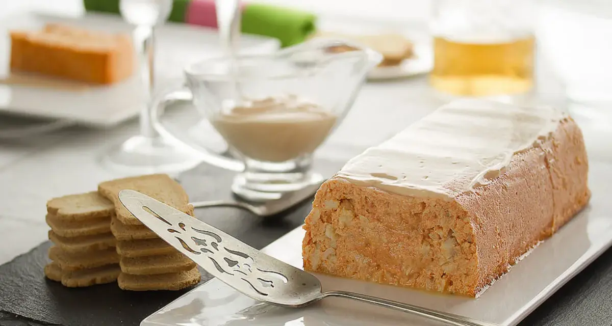 Un delicioso pastel de cabracho, servido con tostadas y salsa, listo para disfrutar.