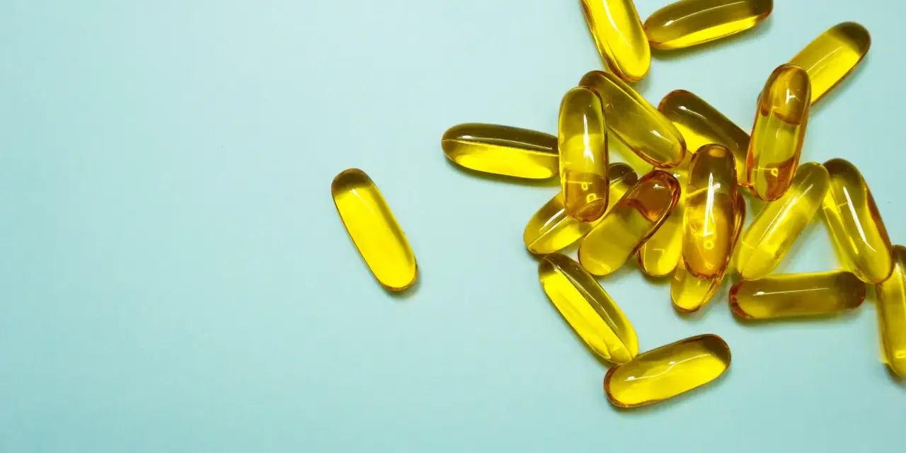 En hög med genomskinliga, gulaktiga kapslar som innehåller alla vitaminer.