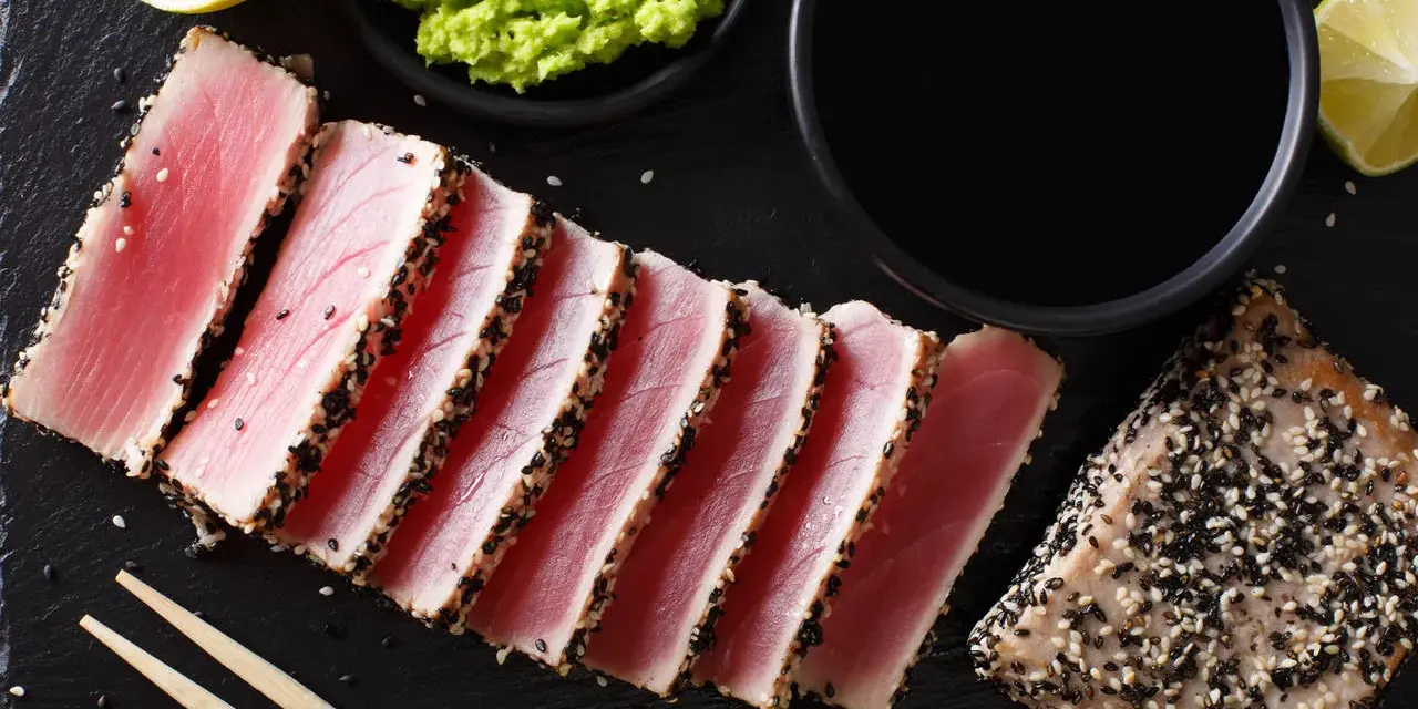 Pyszne tataki z tuńczyka w sezamie, podane z wasabi, sosem sojowym i limonką.