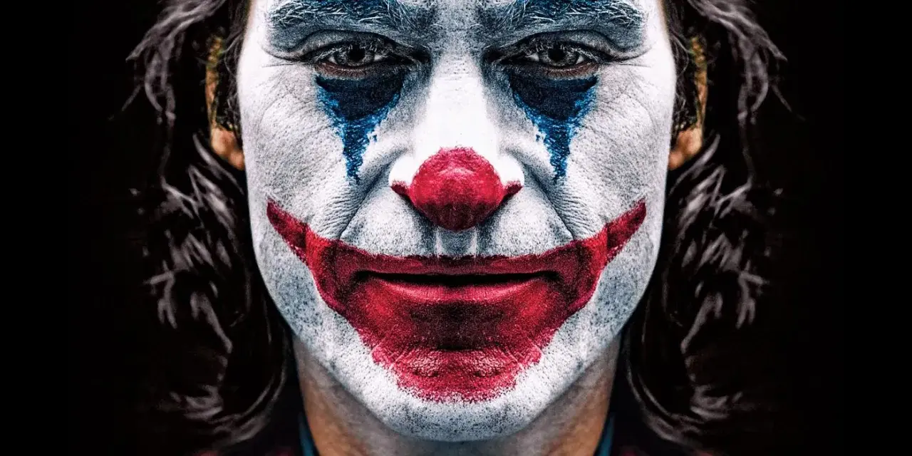 Intensywny joker makijaż z niebieskimi łzami i czerwoną, uśmiechniętą twarzą.