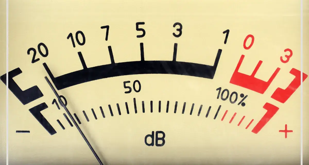 Cadran d'un appareil de mesure decibel, avec une aiguille indiquant une valeur entre 10 et 20.