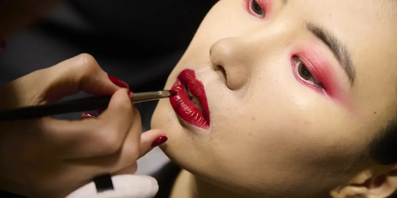 Labbra rosse intense e un trucco audace sugli occhi creano un look da sirena.