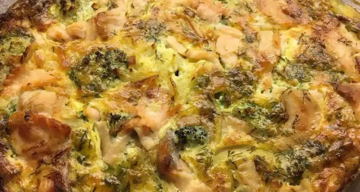 En gyllene laxpudding med broccoli och dill, redo att serveras. Ett perfekt laxpudding recept för middagen.