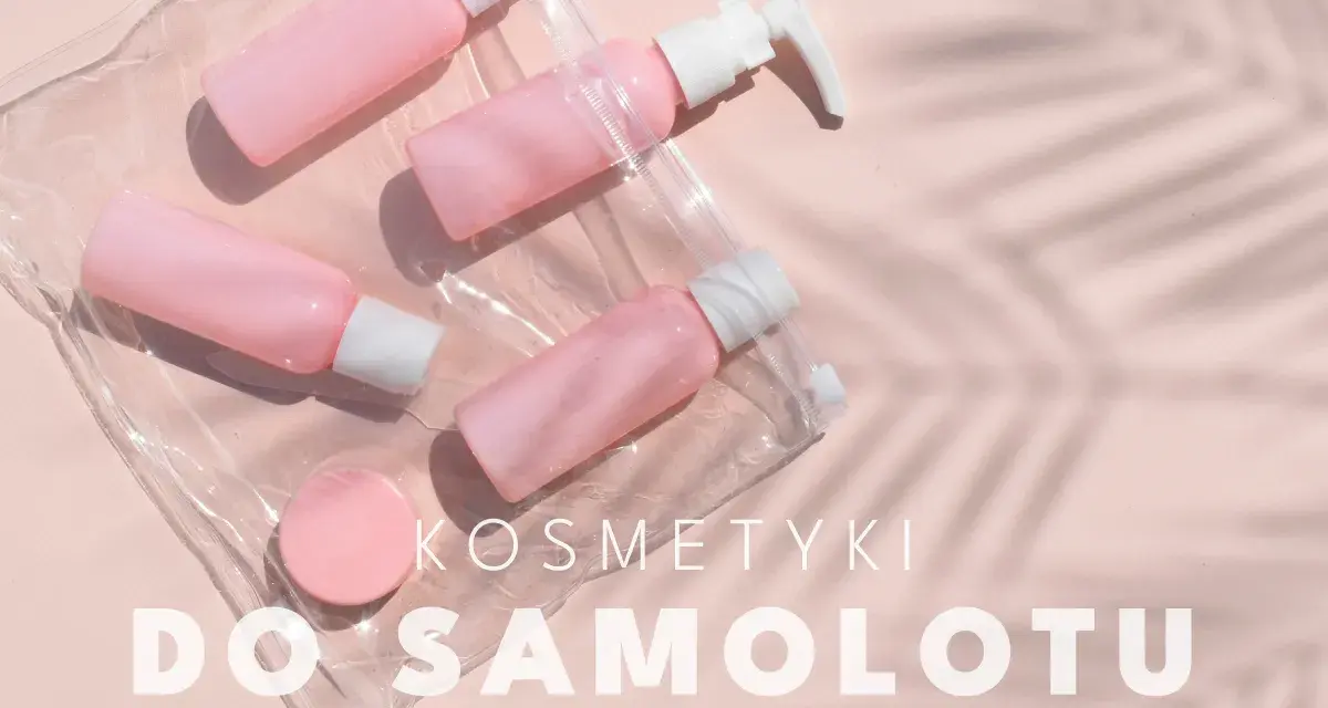Różowe kosmetyczki podróżne w przezroczystej kosmetyczce. Czy można wziac dezodorant w sprayu do samolotu? Tak, jeśli jest w małej buteleczce.