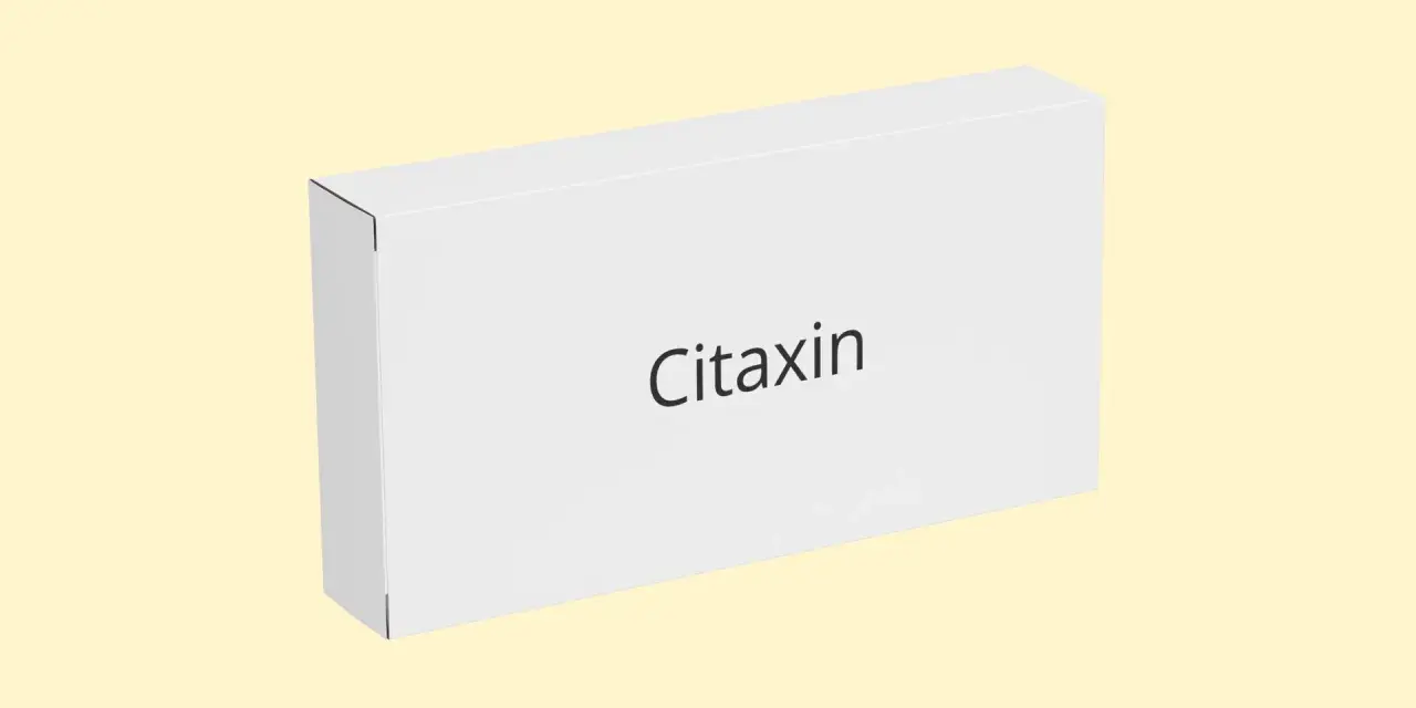 Białe pudełko z napisem "Citaxin" na jasnym, żółtym tle.